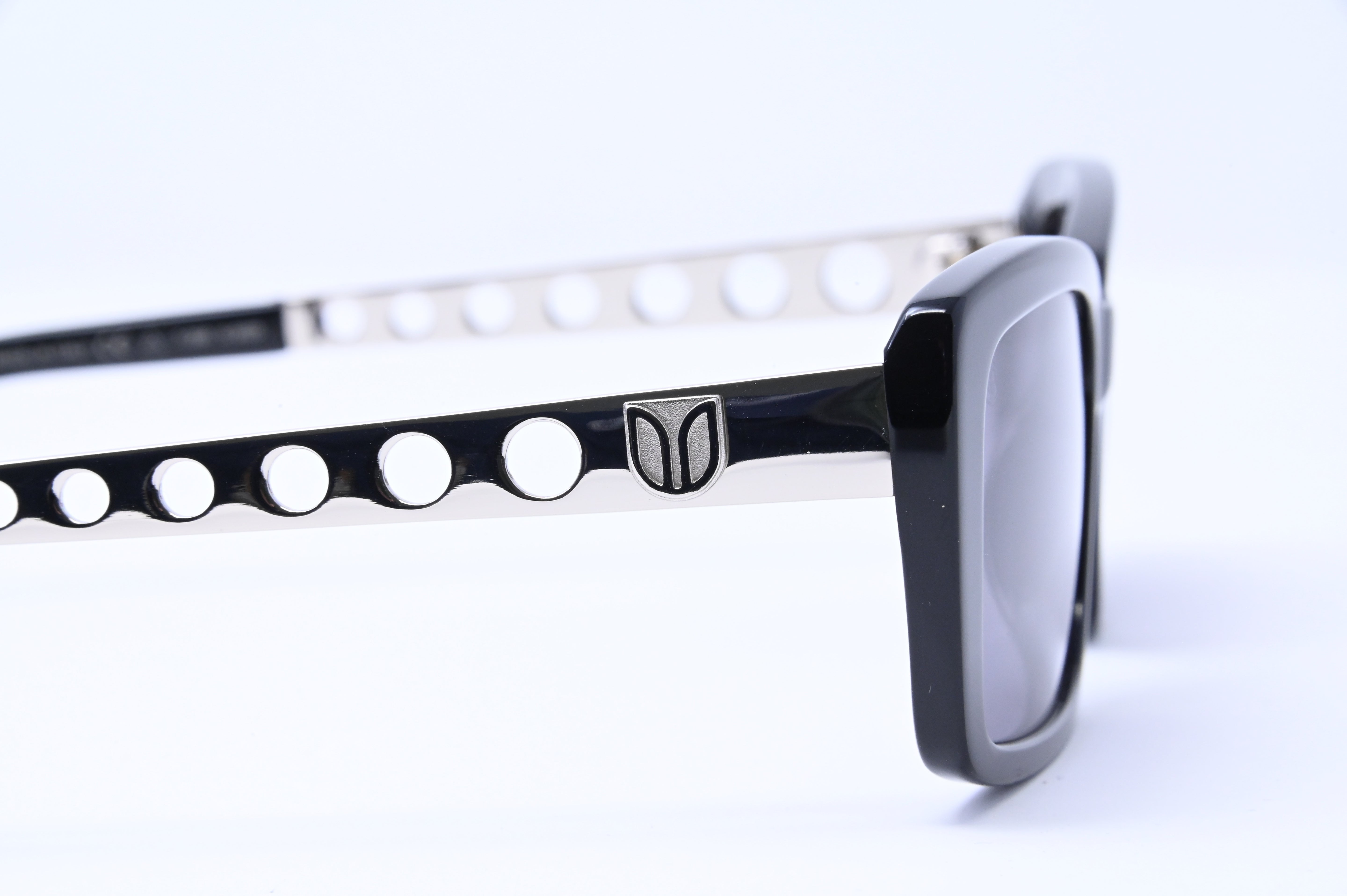 The Chapman Victory - Piano Black with Palladium - Cool Grey